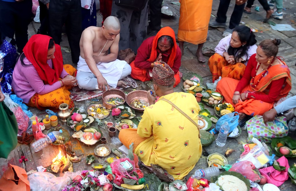  मातातीर्थमा भक्तजनहरु 