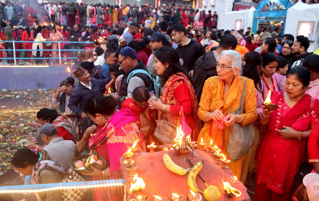  मातातीर्थमा भक्तजनहरु 