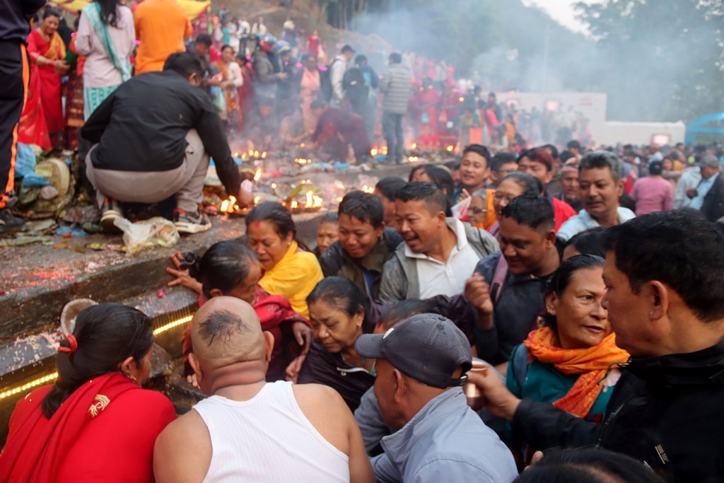  मातातीर्थमा भक्तजनहरु 