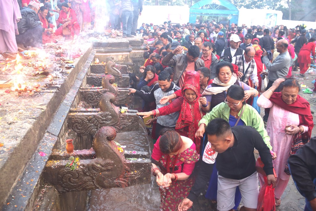  मातातीर्थमा भक्तजनहरु 