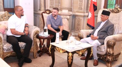 प्रधानमन्त्री ओलीसँग फुटबल खेलाडी कार्लाेसको भेटघाट