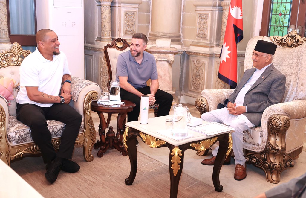 प्रधानमन्त्री ओलीसँग फुटबल खेलाडी कार्लाेसको भेटघाट