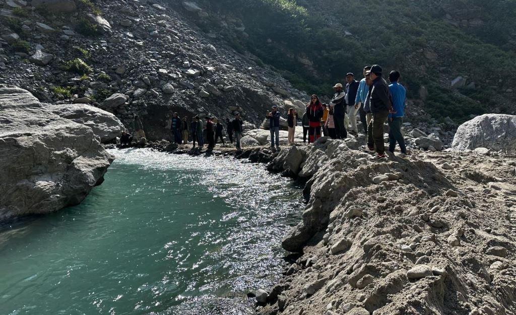प्राकृतिक स्रोतमाथिको द्वन्द्व