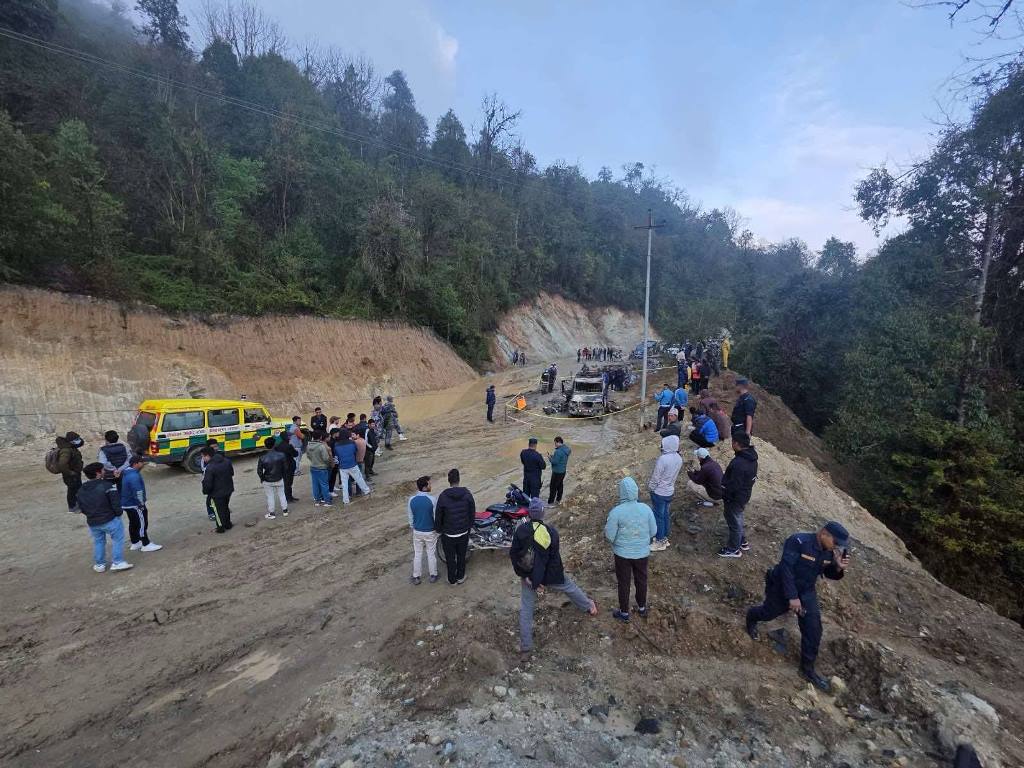 बुलेरो गाडीमा आगलागी