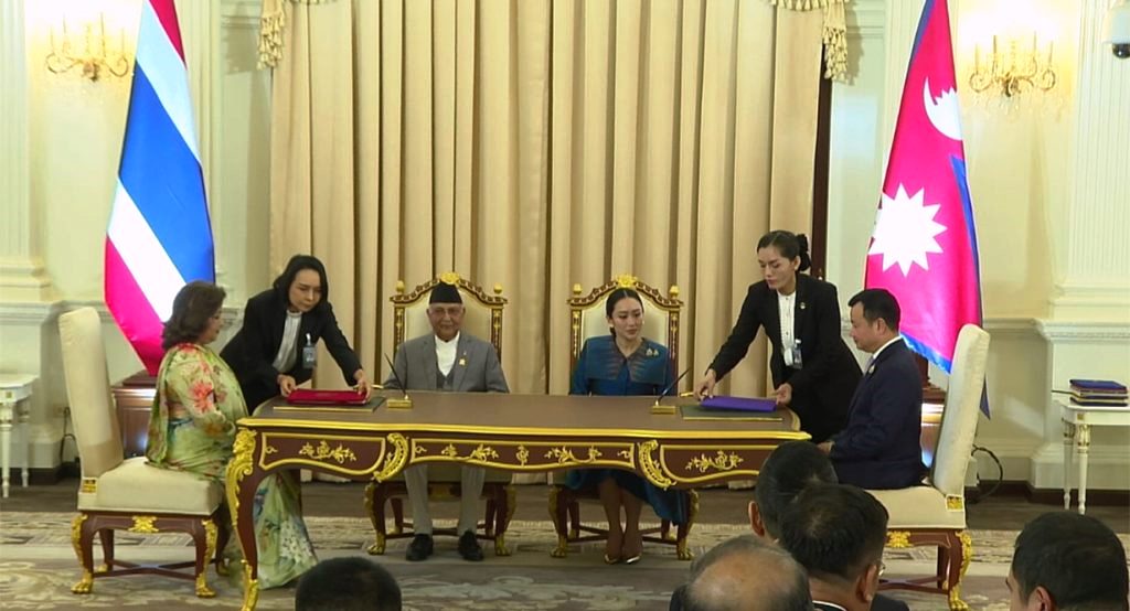 प्रधानमन्त्री ओली र थाइल्याण्डका प्रधानमन्त्री शिनावात्राबीच भेटवार्ता
