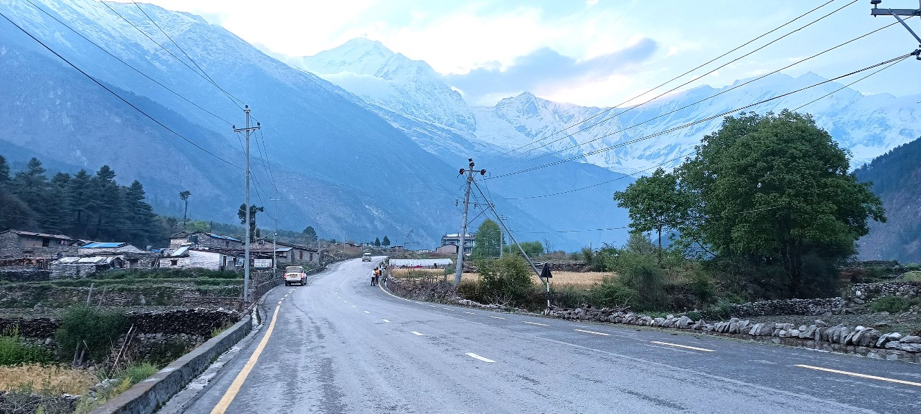 उपल्लो मुस्ताङ जोड्ने ३३ केभी प्रशारणलाइन धमाधम