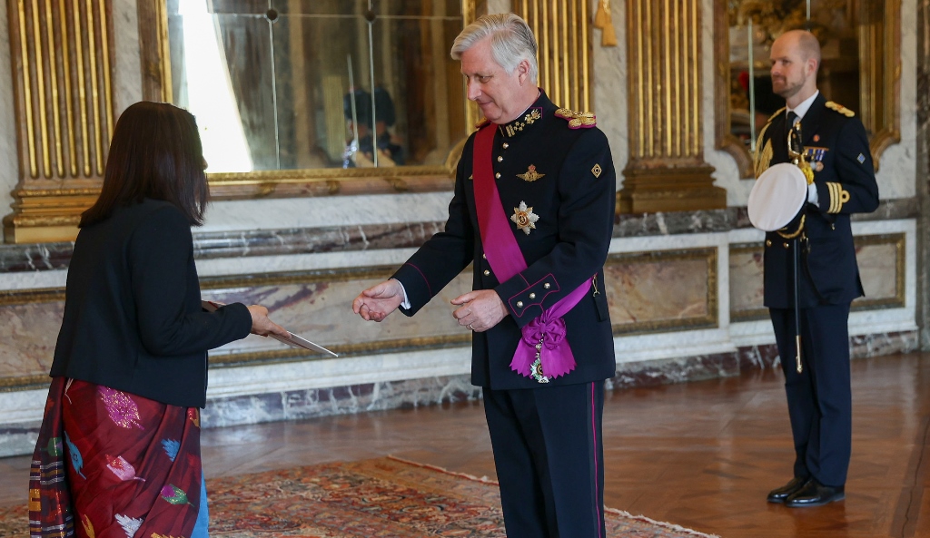 राजदूत लम्सालद्वारा ओहोदाको प्रमाणपत्र प्रस्तुत