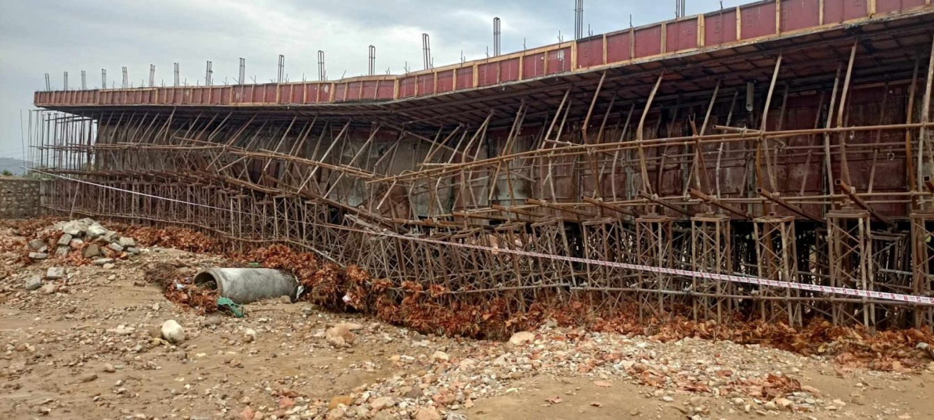 उदयपुरमा निर्माणाधीन पक्की पुल भत्कियो