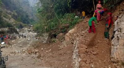 स्थानीय आफैँले बनाउन थाले खोलामा पुल