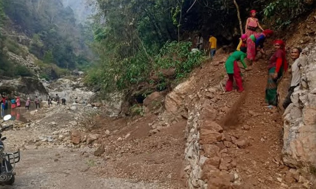 स्थानीय आफैँले बनाउन थाले खोलामा पुल