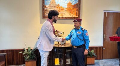 प्रहरी महानिरीक्षक थापाद्वारा ‘म्यान अफ द वर्ल्ड’ दुलाललाई शुभकामना