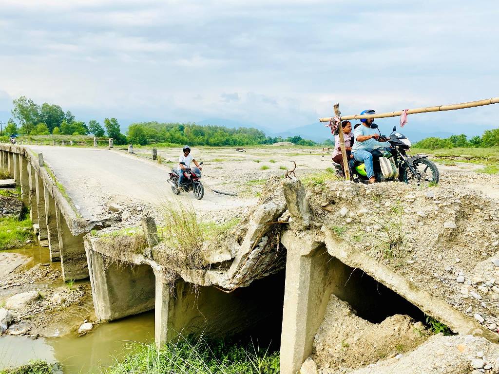 अझै बनेन दुई वर्षअघि भासिएको बिरिङको पुल