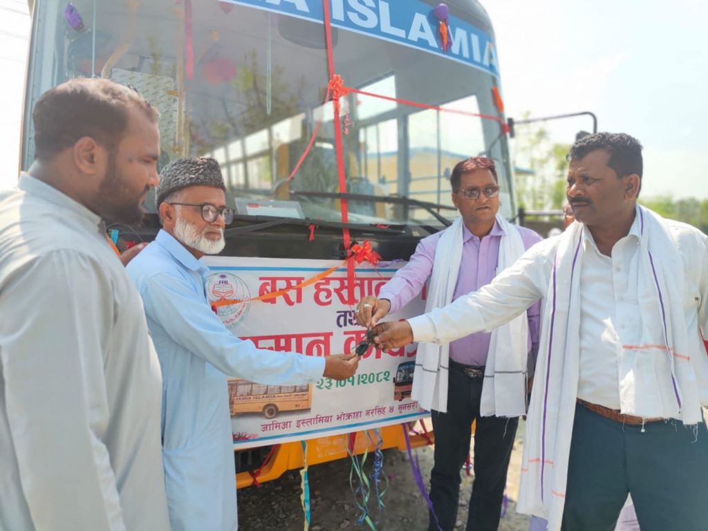 चन्दा सङ्कलन गरेर विद्यालयलाई बस हस्तान्तरण