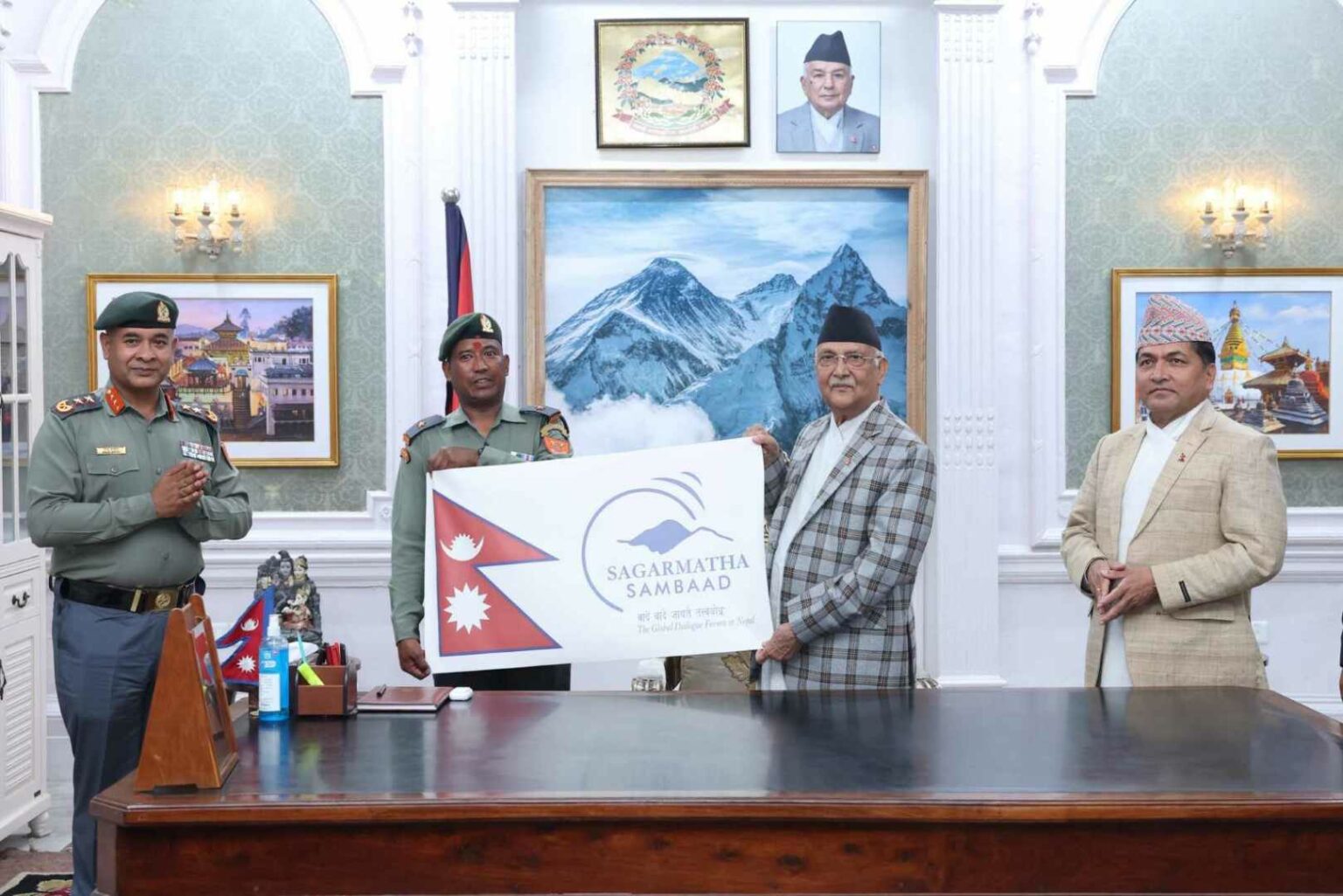 ‘सगरमाथा संवाद’को सन्देशसहित सशस्त्रका छत्यालद्वारा सगरमाथाको सफल आरोहण