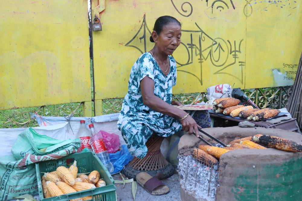 तीन दशकदेखि मकै बेचेर आत्मनिर्भर ‘शान्ति’