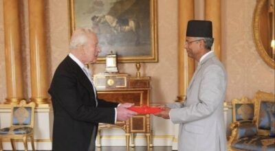 राजा चाल्र्ससमक्ष ओहोदाको प्रमाणपत्र प्रस्तुत