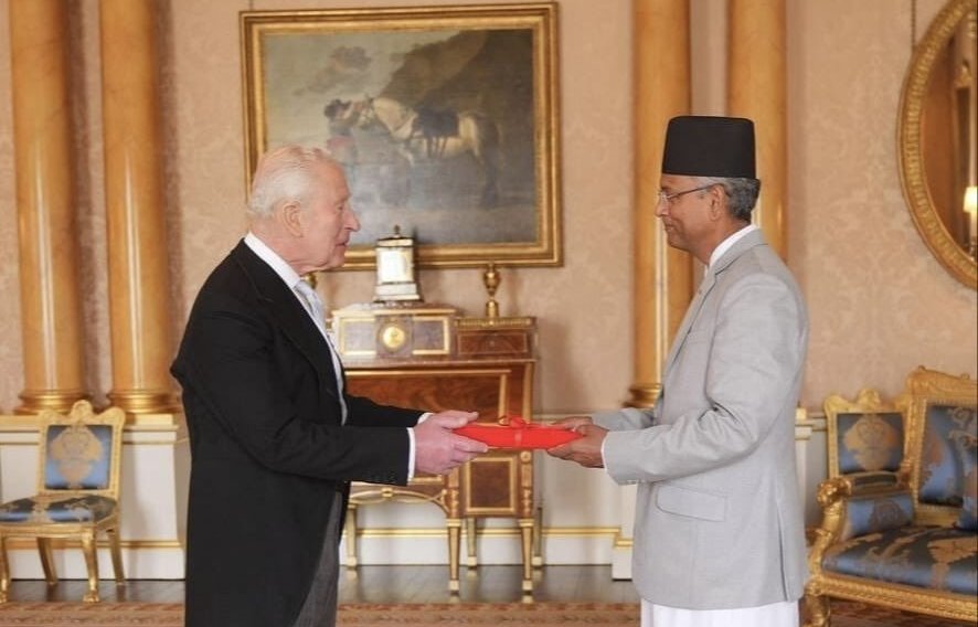 राजा चाल्र्ससमक्ष ओहोदाको प्रमाणपत्र प्रस्तुत