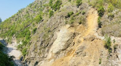 सडकको चट्टान फोर्न ‘केमीकल’ प्रयोग गरिने