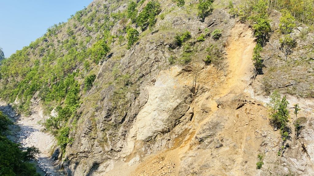 सडकको चट्टान फोर्न ‘केमीकल’ प्रयोग गरिने