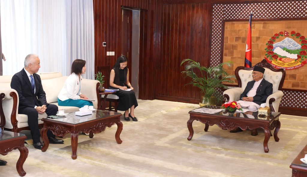 प्रधानमन्त्री ओलीसँग जापानका उपपरराष्ट्रमन्त्रीको शिष्टाचार भेट