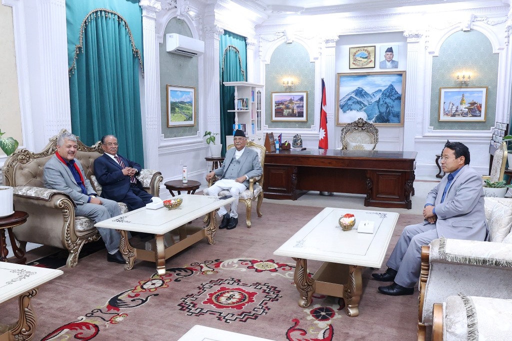 प्रधानमन्त्री ओली र माओवादी अध्यक्ष प्रचण्डबीच छलफल