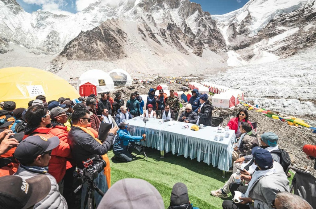 महामन्त्री शर्माको संयोजनमा सगरमाथा बेसक्याम्पमा विशेष संवाद