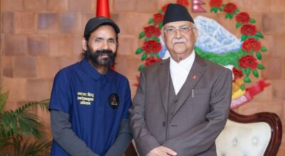 प्रधानमन्त्री ओलीसँग सुर्खेतबाट हिँड्दै काठमाडौं आएका अभियानकर्मी बोहराको भेट