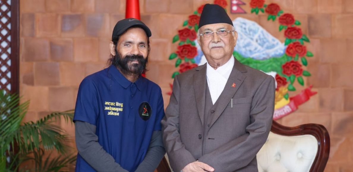 प्रधानमन्त्री ओलीसँग सुर्खेतबाट हिँड्दै काठमाडौं आएका अभियानकर्मी बोहराको भेट