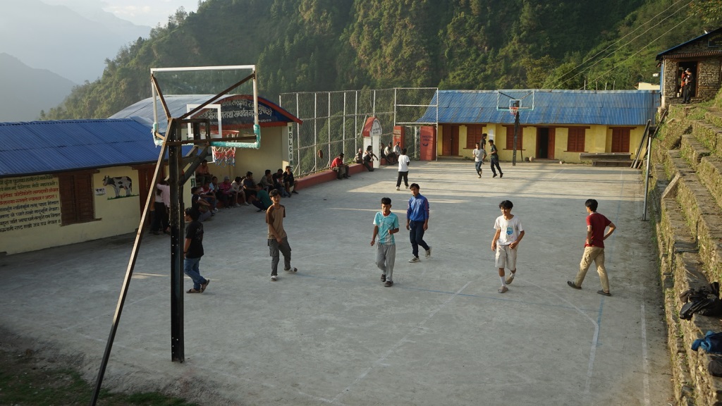 सहयोग र श्रमदान जुटाएर खेलमैदान निर्माण