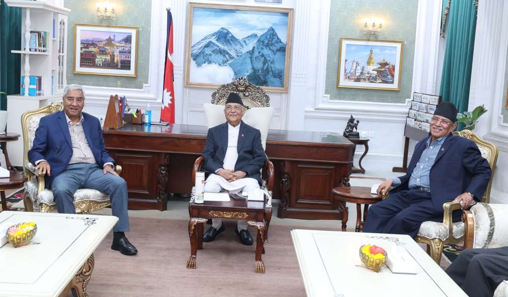 सिंहदरबारमा ओली, देउवा र प्रचण्डबीच छलफल