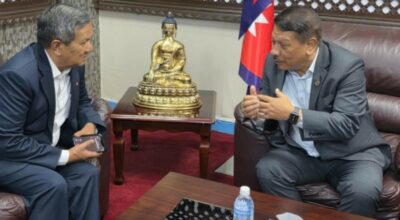 कार्यवाहक प्रधानमन्त्री सिंह र सञ्चारमन्त्री गुरुङबीच छलफल