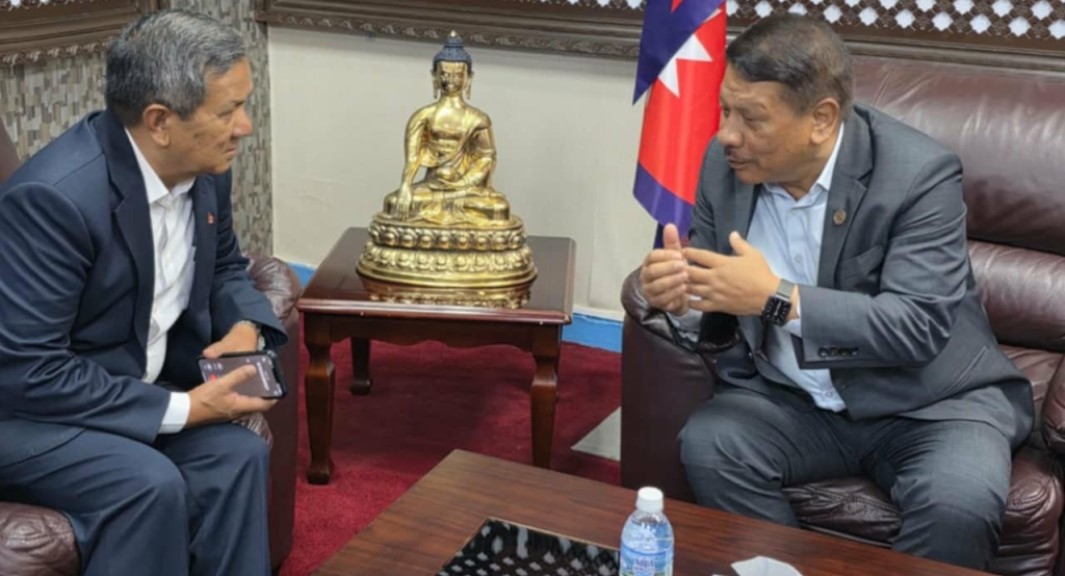 कार्यवाहक प्रधानमन्त्री सिंह र सञ्चारमन्त्री गुरुङबीच छलफल