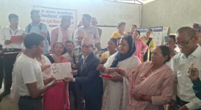 कोहलपुरका अव्यवस्थित बसोवासीलाई जग्गाधनी पुर्जा वितरण