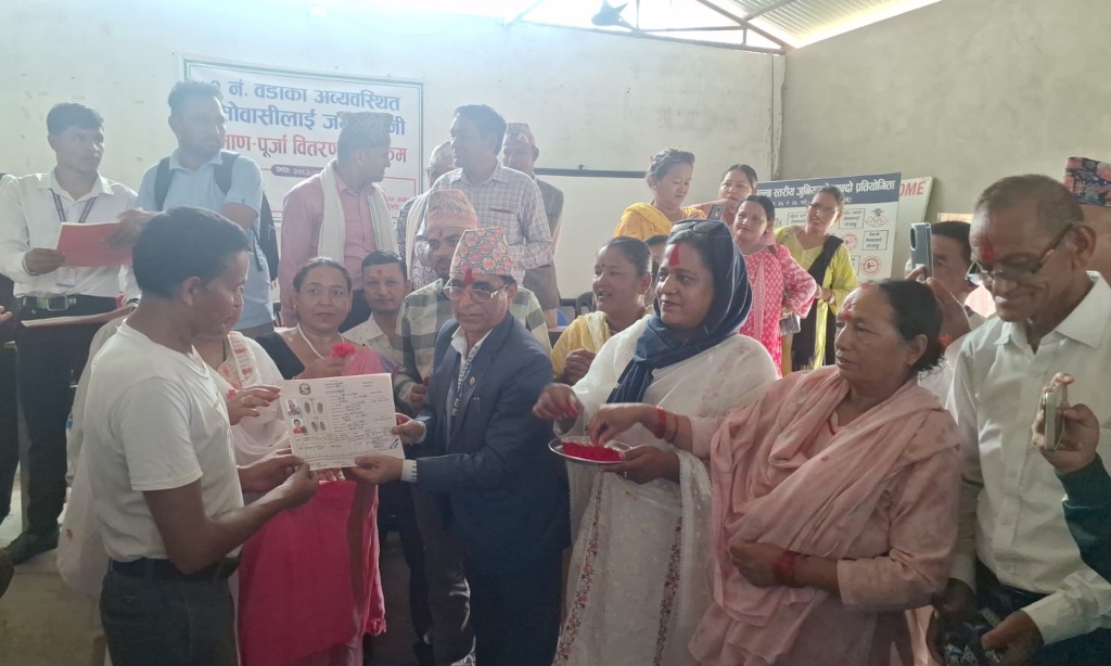 कोहलपुरका अव्यवस्थित बसोवासीलाई जग्गाधनी पुर्जा वितरण