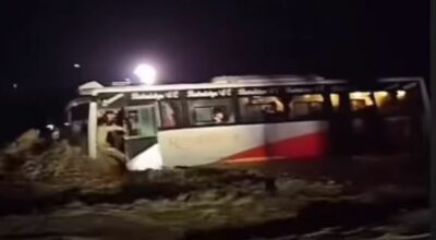 विनयी खोलामा आएको बाढीले बस बगायो, यात्रु सकुशल