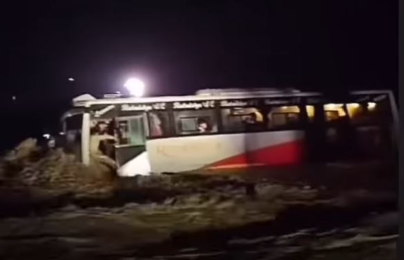 विनयी खोलामा आएको बाढीले बस बगायो, यात्रु सकुशल