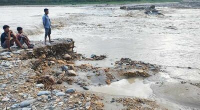 दुम्कीबासको डाइभर्सन बाढीले बगाउँदा पूर्वपश्चिम राजमार्ग अवरुद्ध