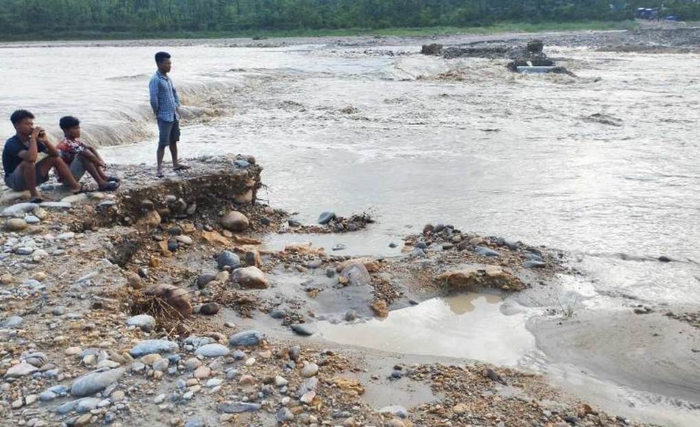 दुम्कीबासको डाइभर्सन बाढीले बगाउँदा पूर्वपश्चिम राजमार्ग अवरुद्ध