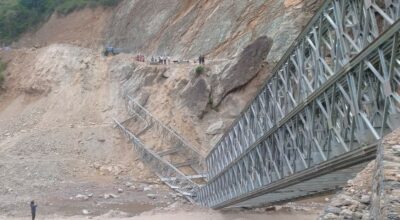 पाँचथर जिल्लाको हेवाखोलामा निर्माणाधीन बेलिब्रिज भाँचिएको छ । बेलिब्रिज निर्माणका क्रममा आज अपरान्ह पुल भाँचिदा ६ जना गम्भीर घाइते भएका छन् ।