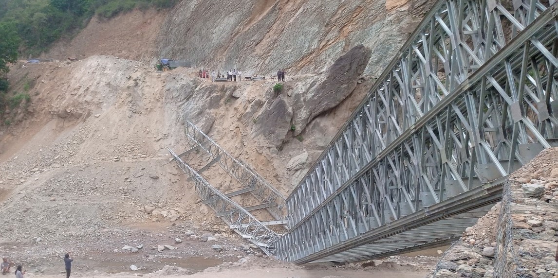 पाँचथर जिल्लाको हेवाखोलामा निर्माणाधीन बेलिब्रिज भाँचिएको छ । बेलिब्रिज निर्माणका क्रममा आज अपरान्ह पुल भाँचिदा ६ जना गम्भीर घाइते भएका छन् ।