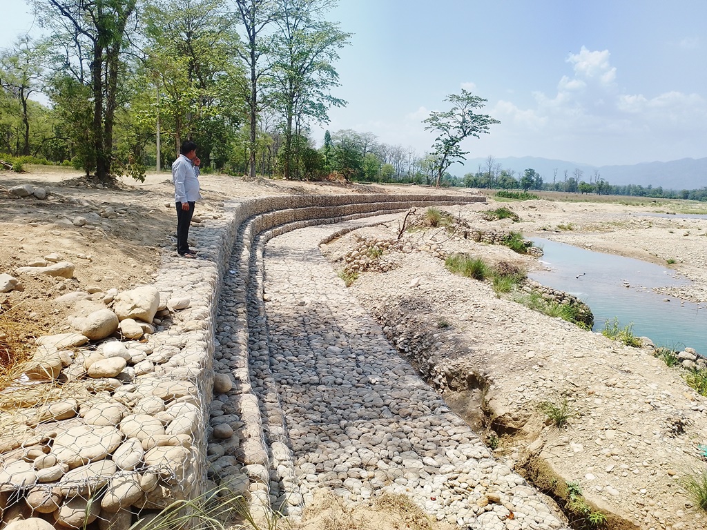 बस्ती जोगाउन झिझरी खोलामा तटबन्ध