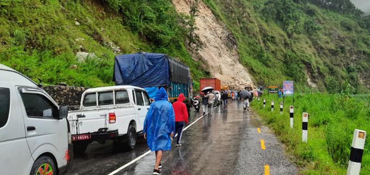 दव्ल्याङमा पहिरोले कालीगण्डकी करिडोर ठप्प