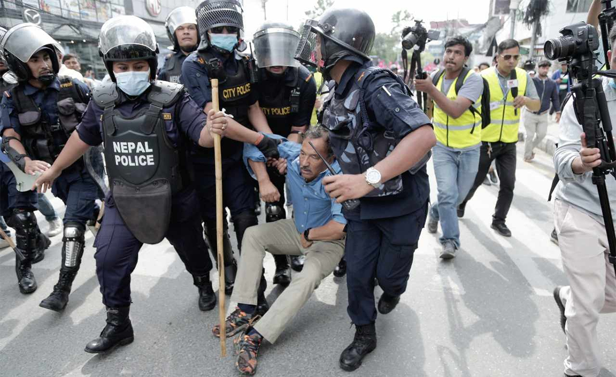 कमल थापासहित को-को परे पक्राउ ?