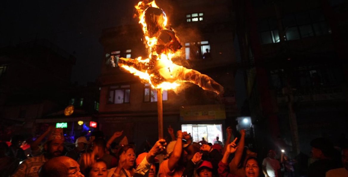 राप्रपा नेपालद्वारा प्रधानमन्त्री र गृहमन्त्रीको पुत्ला दहन