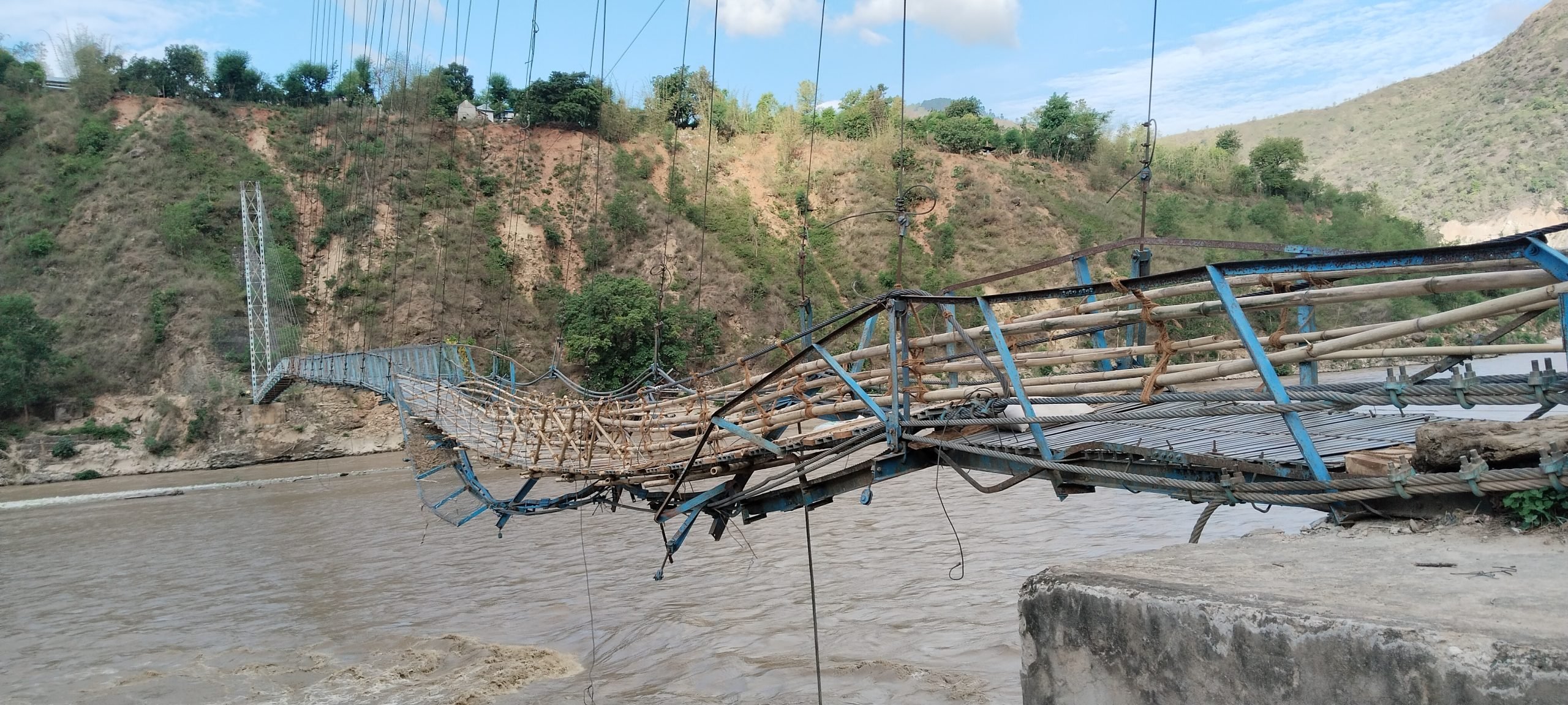 पुछिघाटको झोलुङ्गेपुल