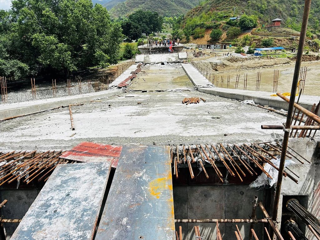 तामाकोसी नदीमा निर्माणाधीन पुलको स्पान भाँचियो