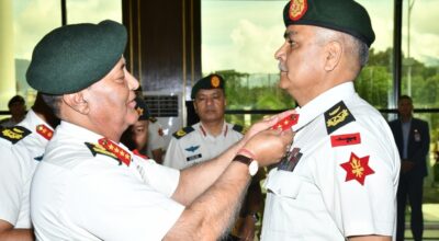 प्रधानसेनापतिद्वारा खत्रीलाई उपरथीको दज्र्यानी चिन्ह प्रदान