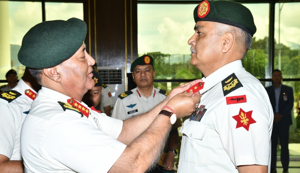 प्रधानसेनापतिद्वारा खत्रीलाई उपरथीको दज्र्यानी चिन्ह प्रदान