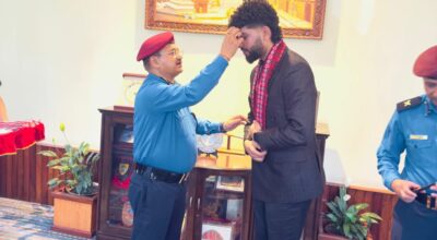 प्रहरी महानिरीक्षक थापाद्वारा दुलाललाई बधाई