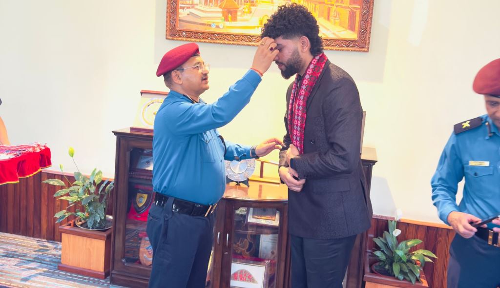 प्रहरी महानिरीक्षक थापाद्वारा दुलाललाई बधाई